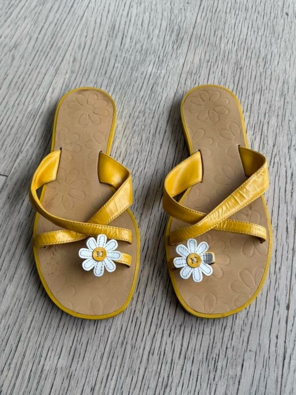 Rare Y2K Amanda Smith ‘Daisy’ Yellow Floral Toe Ring Sandals w/ Flower- US 7